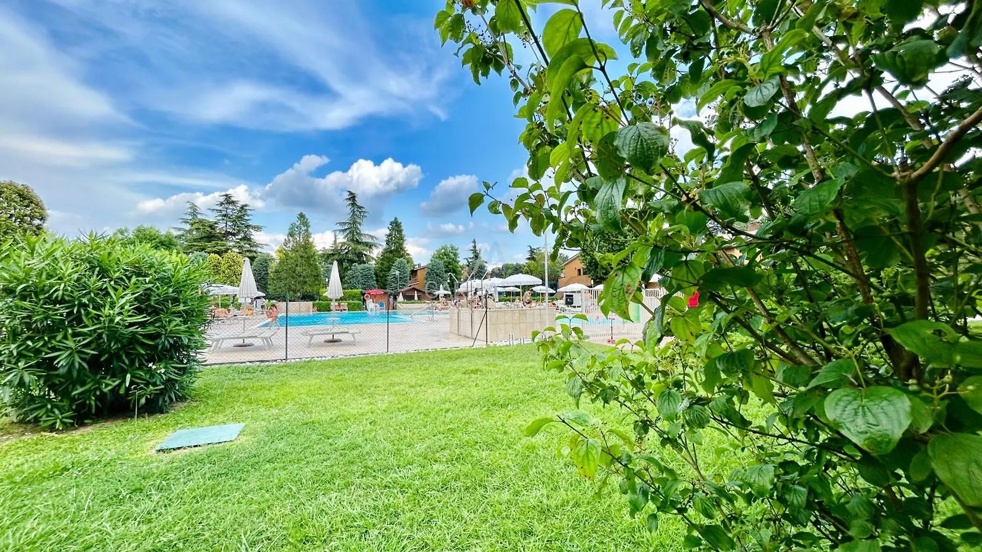 Flora Apt -100M Dal Lago Di Garda - Piscina Sirmione 0*,  Italy