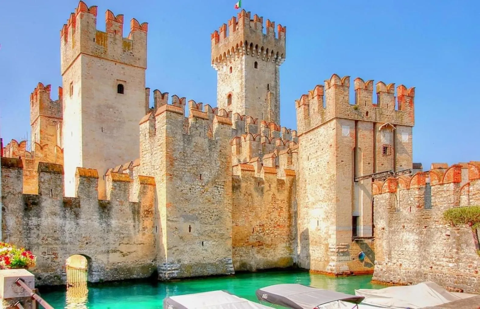 Flora Apt -100M Dal Lago Di Garda - Piscina Sirmione 0*,  Italy